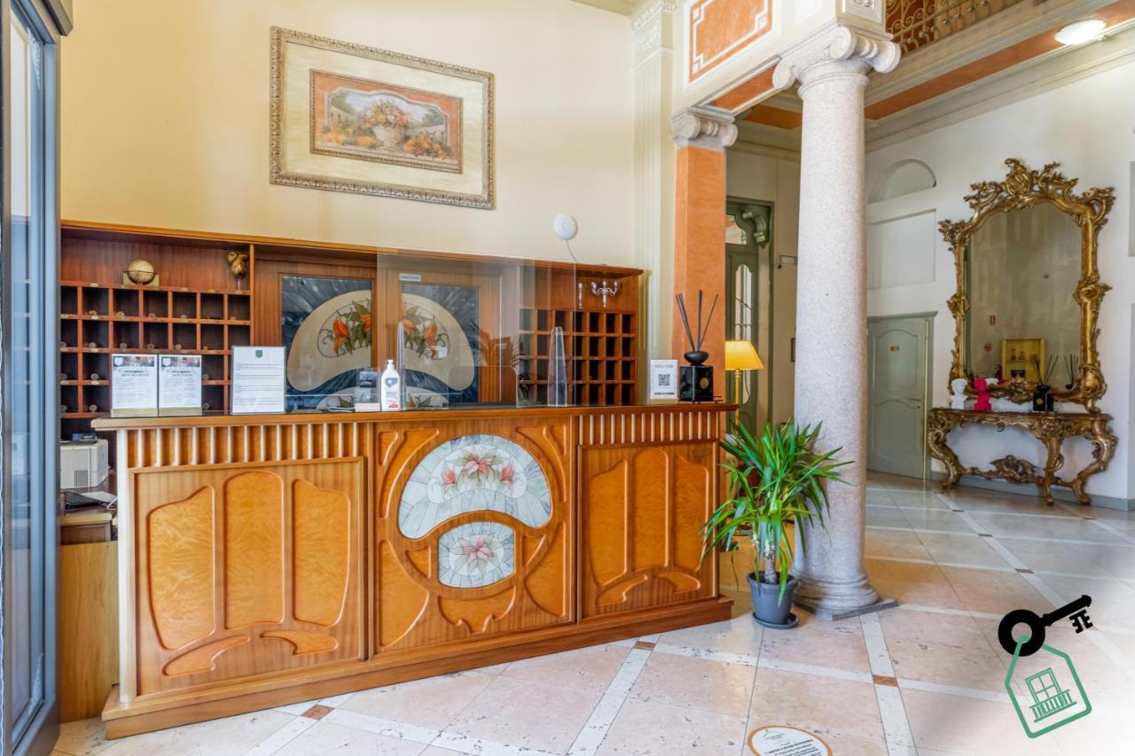 Hotel Rooms Lago Maggiore แวร์บาเนีย ภายนอก รูปภาพ